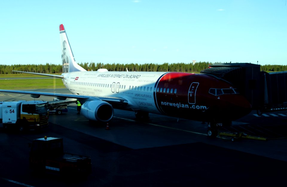 LN-DYU Oulu Airport 20150606