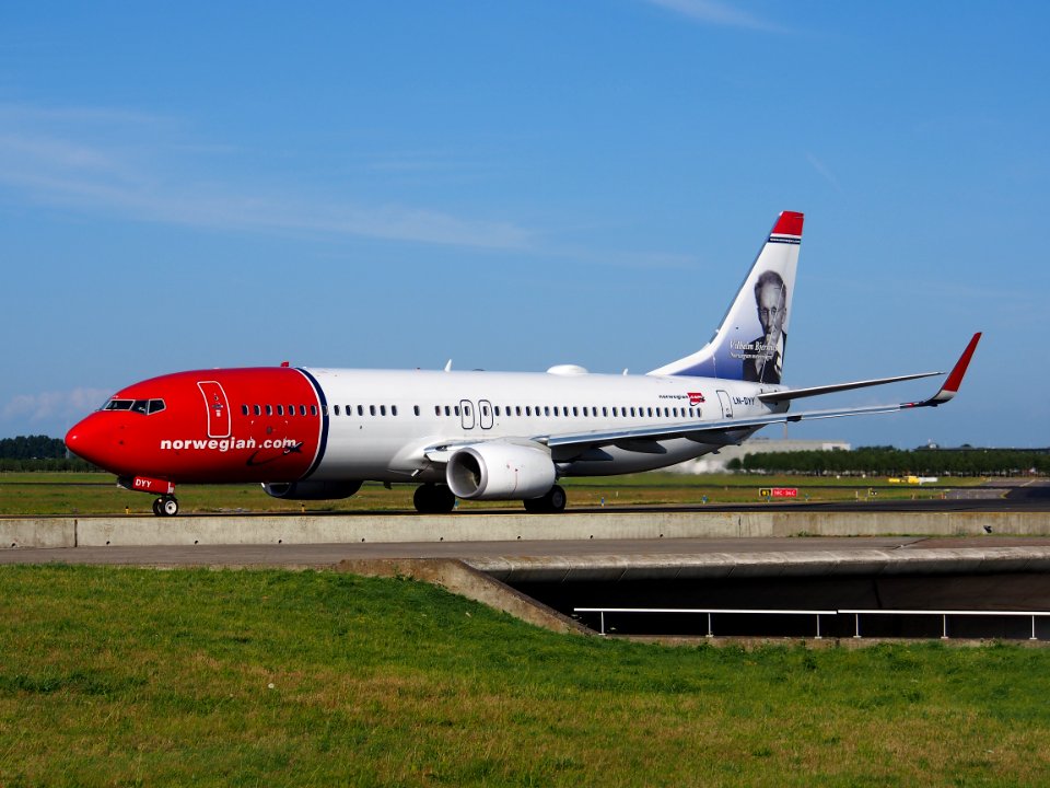 LN-DYY Norwegian Air Shuttle Boeing 737-8JP(WL) - cn 39012 taxiing 19july2013 pic2