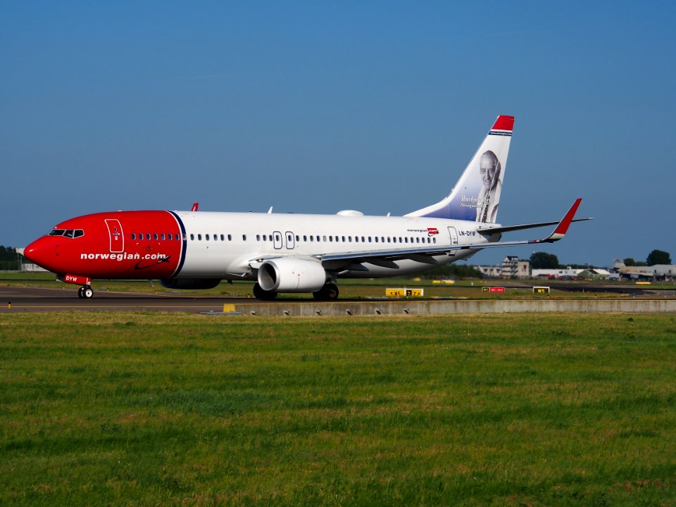 LN-DYW Norwegian Air Shuttle Boeing 737-8JP(WL) - cn 39010 taxiing 18july2013 pic-002