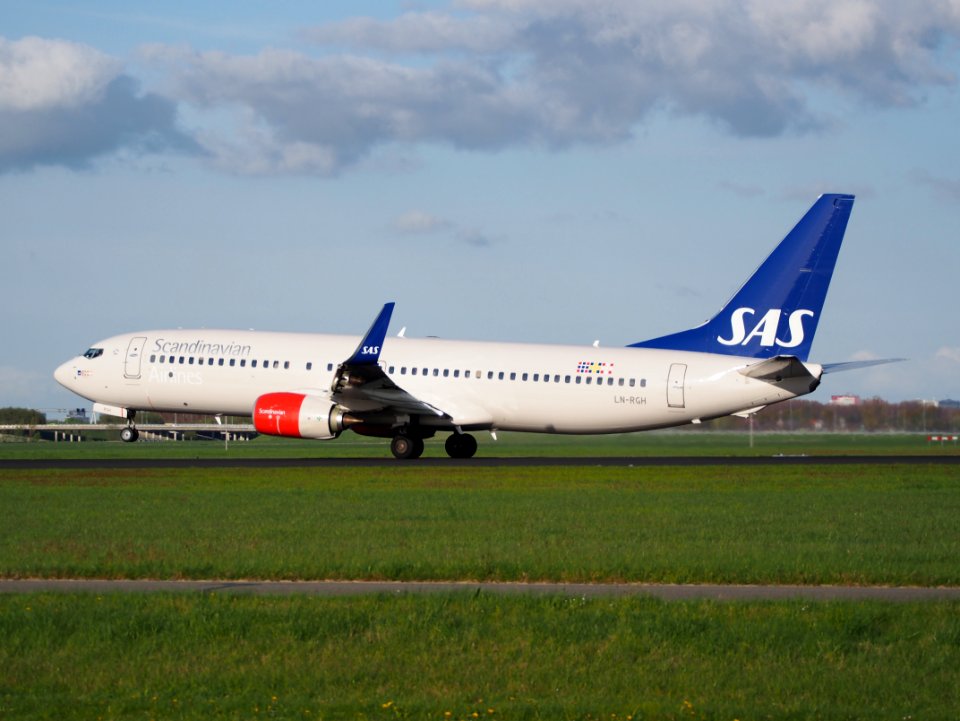 LN-RGH SAS Scandinavian Airlines Boeing 737-86N takeoff from Polderbaan, Schiphol (AMS - EHAM) at sunset, pic1