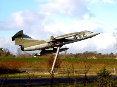 Lockheed F-104G Starfighter - Royal Netherlands Air Force D-8245 Soesterberg Mil. & Civil (UTC - EHSB), The Netherlands, 02 January 2005 pic2