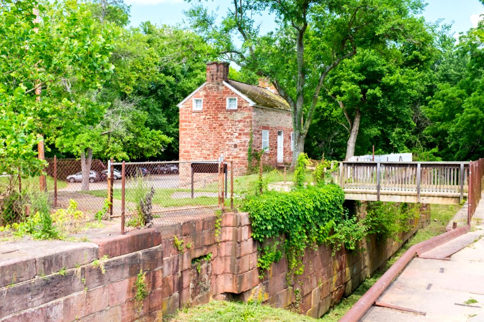 Lock 24 Rileys Lock with Lockhouse 