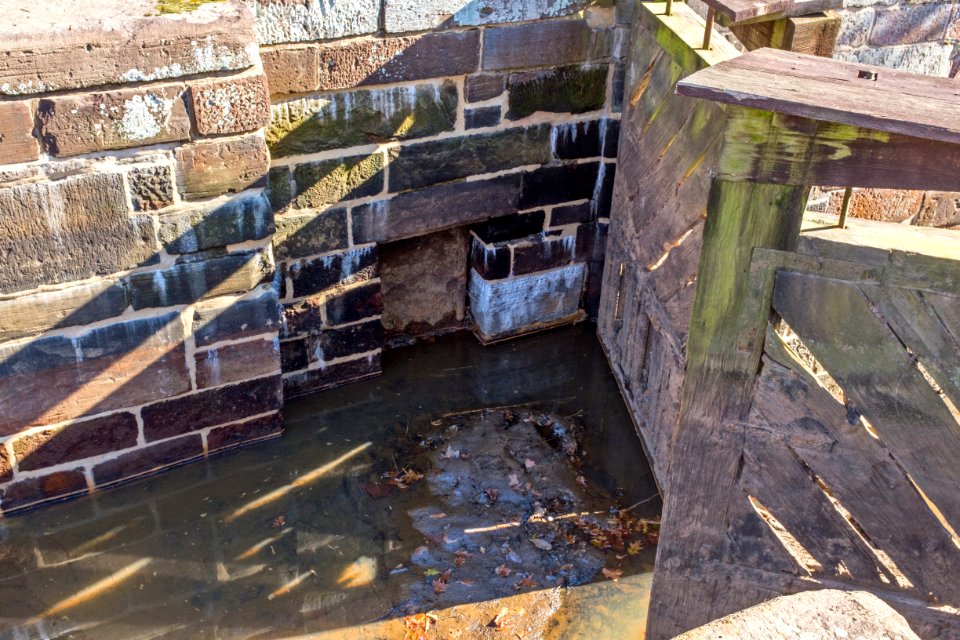Lock 18 gate pocket paddle valve detail