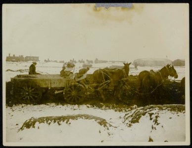 Loading up at a coal dump in the snow, Bestanddeelnr 158-0026