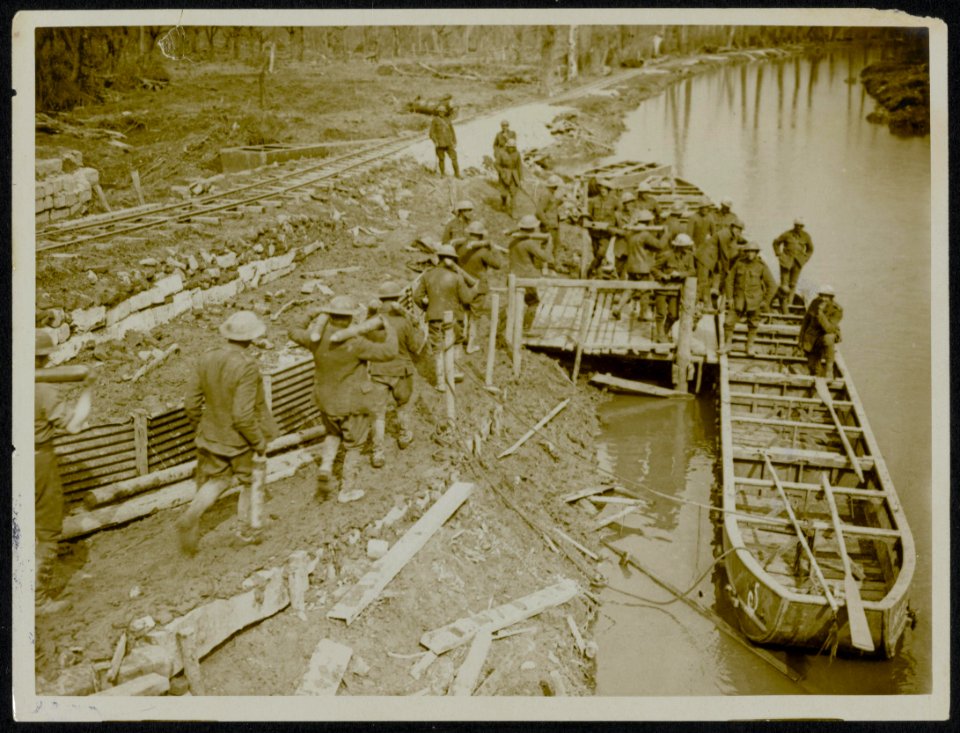 Loading pontoon boats with ammunition, Bestanddeelnr 158-0102