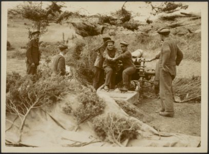 Loading one of the new 6 inch howitzers, Bestanddeelnr 158-2177