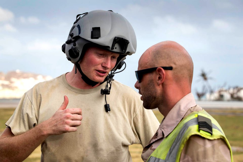 Loadmaster en Movecon overleggen op het platform