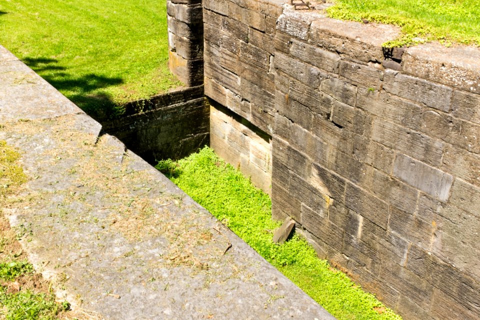 Lock 49 detail of upper gate recess