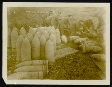 Loading up shells on a trolly to be taken to the gun, Bestanddeelnr 158-0751