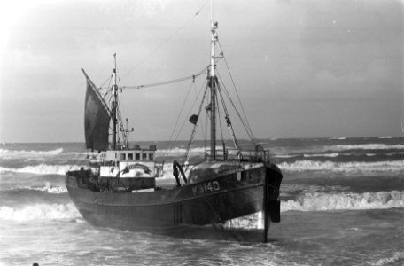 Logger Voorwaarts KW 140, tussen Castricum en Egmond aan Zee gestrand, Bestanddeelnr 914-5144