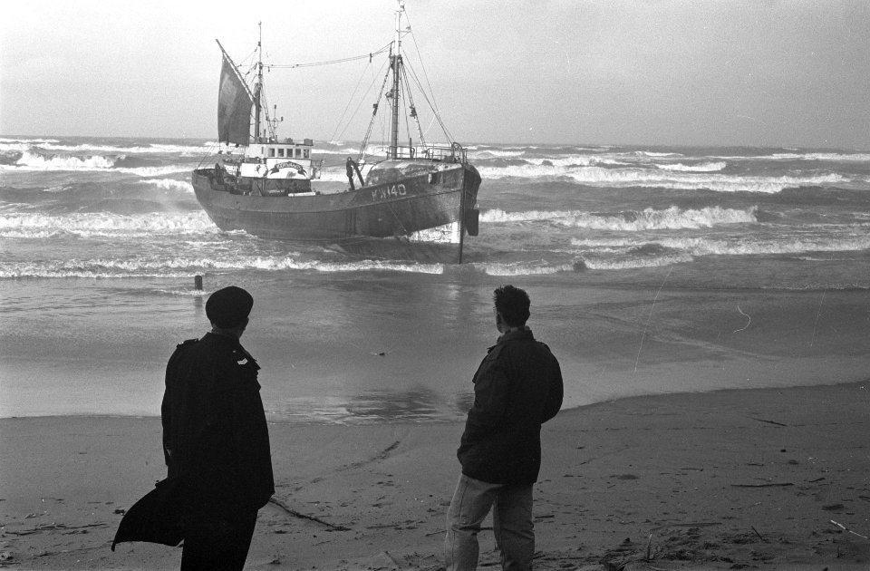 Logger Voorwaarts KW 140, tussen Castricum en Egmond aan Zee gestrand, Bestanddeelnr 914-5143