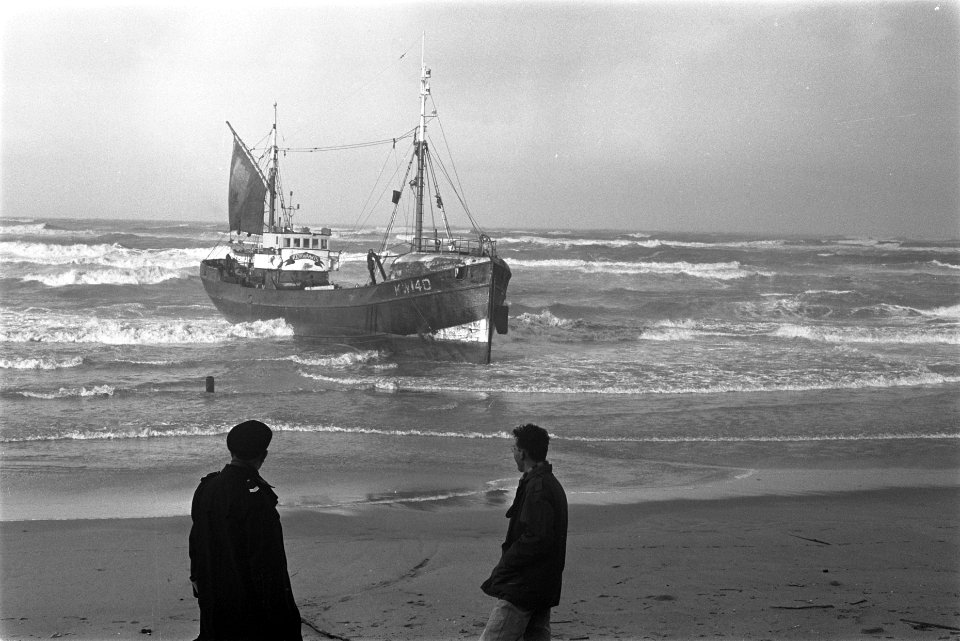 Logger Voorwaarts KW 140, tussen Castricum en Egmond aan Zee gestrand, Bestanddeelnr 914-5141