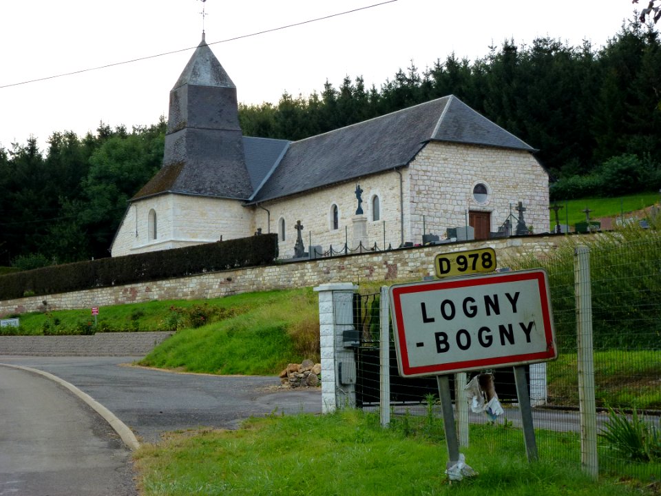 Logny-Bogny (Ardennes) église et plaque entrée village