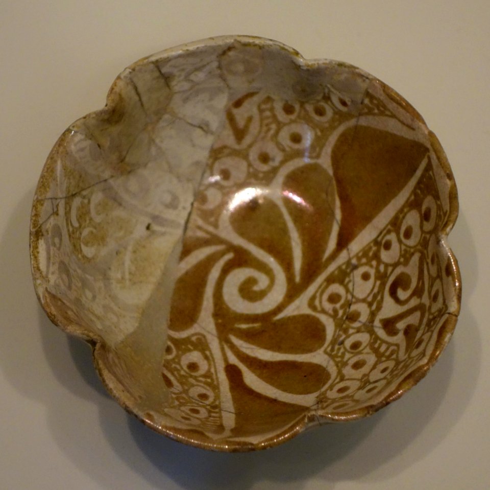 Lobed bowl, Iraq, Abbasid period, 10th century AD, earthenware with overglaze luster painting - Cincinnati Art Museum - DSC04170