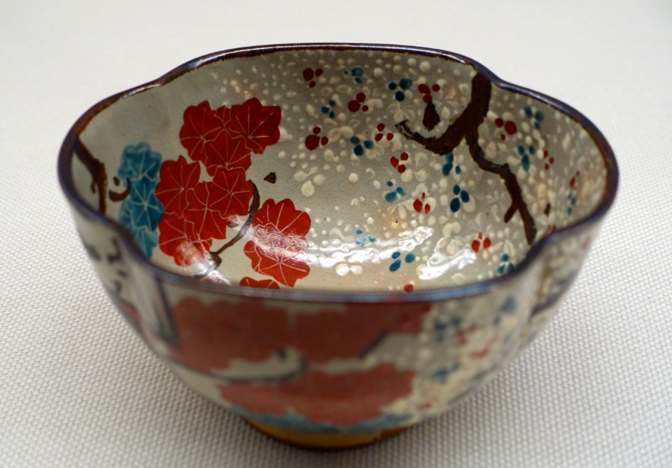 Lobed bowl with cherry blossom and maple design, by Nin'ami Dohachi, Edo period, 1800s AD, ceramic, overglaze enamel - Tokyo National Museum - Tokyo, Japan - DSC09340