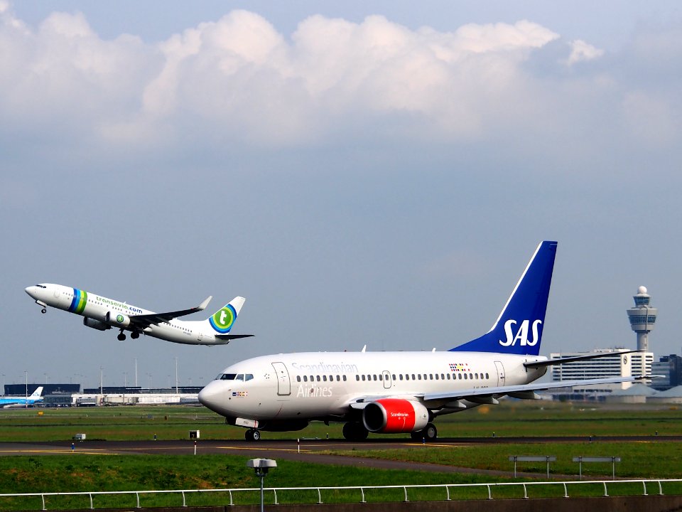 LN-RRD SAS Scandinavian Airlines Boeing 737-683 - cn 28301 taxiing 14july2013 pic1