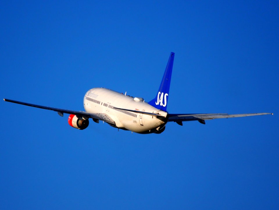 LN-RPO SAS Scandinavian Airlines Boeing 737-883 takeoff from Polderbaan, Schiphol (AMS - EHAM) at sunset, pic3