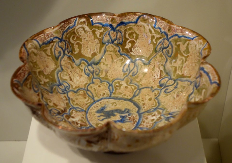 Lobed bowl with seated figures in compartments, Iran, Seljuk period, late 12th or early 13th century, earthenware with underglaze blue painting and overglaze luster - Cincinnati Art Museum - DSC04077
