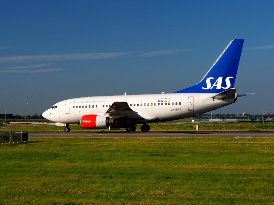 LN-RPB SAS Scandinavian Airlines Boeing 737-683 - cn 28294 taxiing 15july2013 pic-005