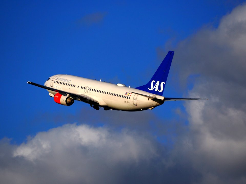 LN-RPO SAS Scandinavian Airlines Boeing 737-883 takeoff from Polderbaan, Schiphol (AMS - EHAM) at sunset, pic1