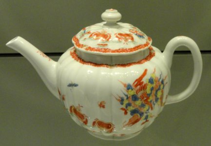 Lobed Teapot with Crab Design, c. 1754, Worcester factory, soft-paste porcelain with overglaze enamels - Gardiner Museum, Toronto - DSC00667
