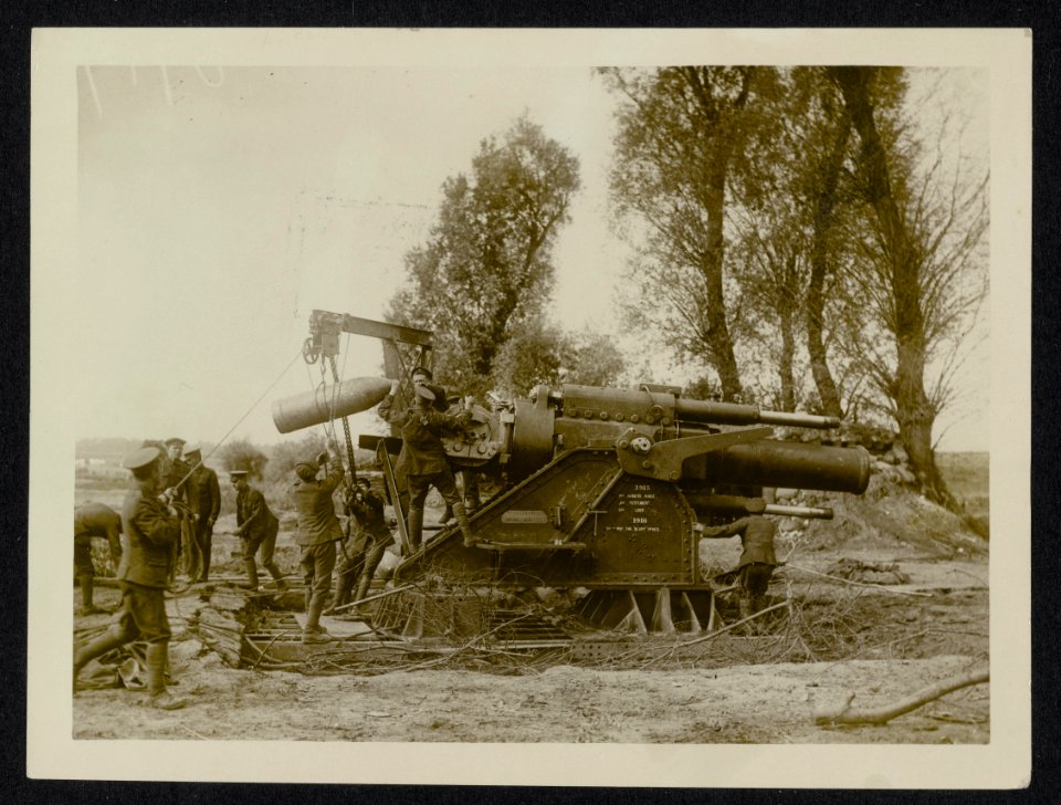 Loading a heavy howitzer, Bestanddeelnr 158-1103