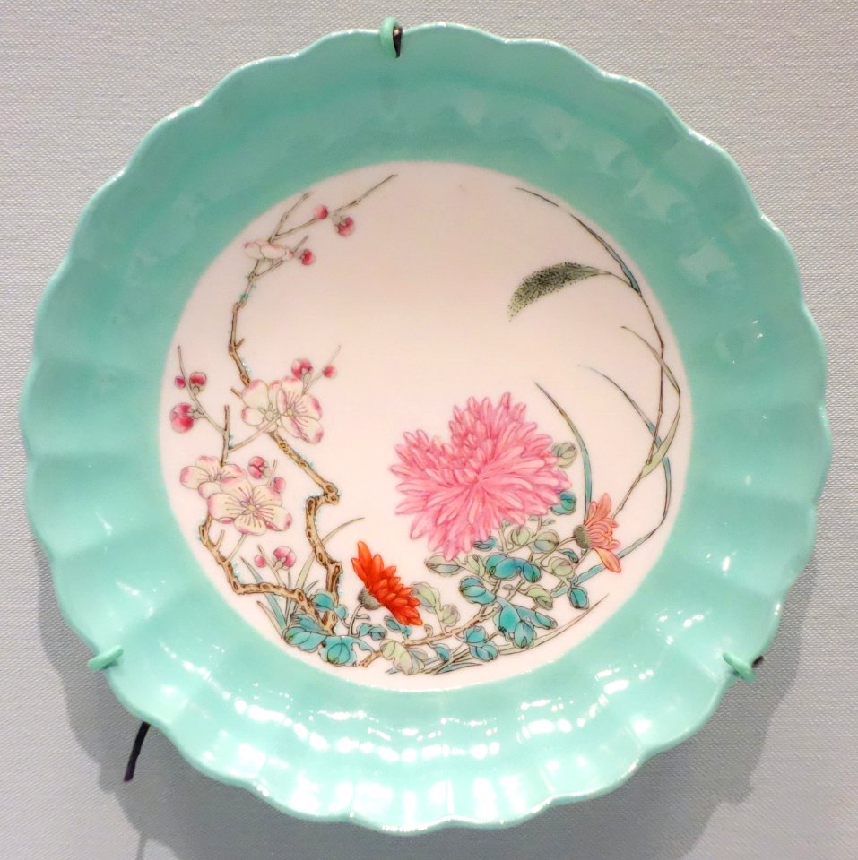 Lobed dish with flowers, Jingdezhen, Jiangxi province, Qing dynasty, Qianlong emperor, porcelain with overglaze enamel - Asian Art Museum of San Francisco - DSC01599