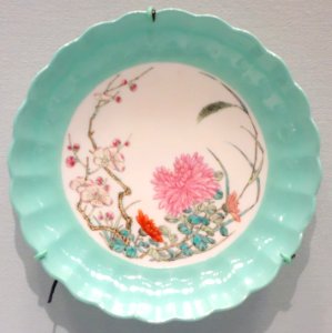 Lobed dish with flowers, Jingdezhen, Jiangxi province, Qing dynasty, Qianlong emperor, porcelain with overglaze enamel - Asian Art Museum of San Francisco - DSC01599