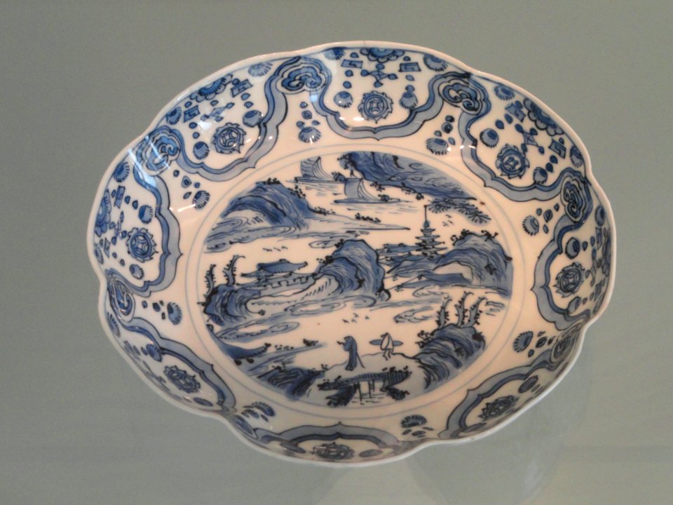 Lobed Dish with Landscape, late 1500s, Jingdezhen, hard-paste porcelain with underglaze cobalt - Gardiner Museum, Toronto - DSC00734