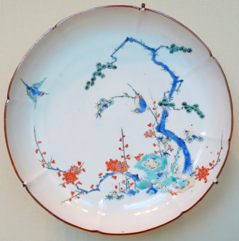 Lobed plate, Japan, Arita region, Saga, approx. 1650-1700, Kakiemon-type Arita ware, porcelainwith overglaze enamel - Asian Art Museum of San Francisco - DSC01488