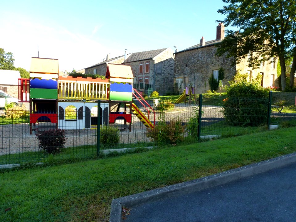 Lonny (Ardennes) aire de jeux