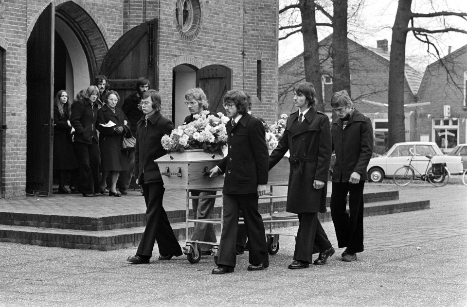 Lonneker. Begrafenis van dienstplichtig soldaat Leo Bulter, de door Zuid-Molukke, Bestanddeelnr 928-3171