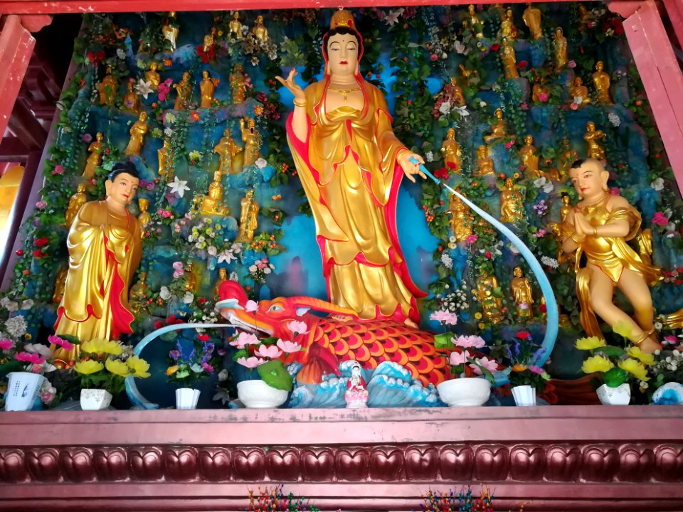 Longnü (left), Guanyin (middle) and Sudhana (right), Lingsheng Temple