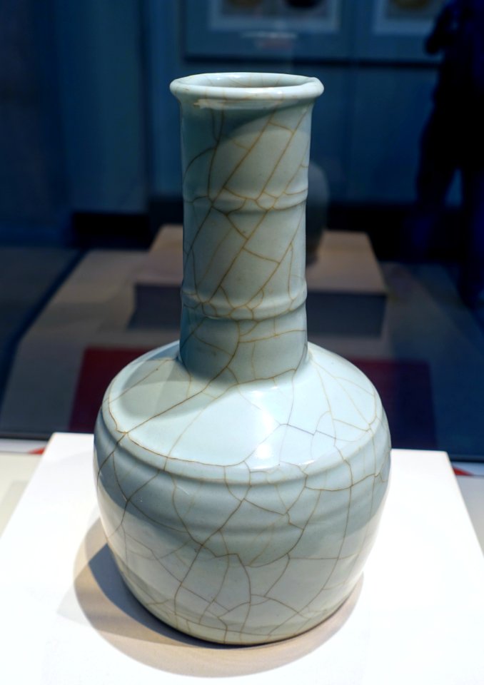 Long-necked vase, Guan ware, China, Zhejiang province, Hangzhou, Jiaotan kiln, Southern Song dynasty, 1100s AD, glazed stoneware - Freer Gallery of Art - DSC05022