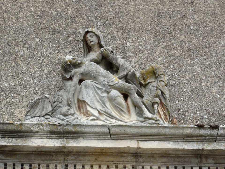 Longeaux (Meuse) église Saint-Gengoult (06) piéta sur façade