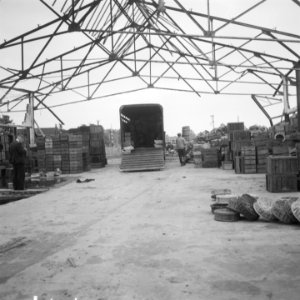 Loods zonder dak Opgestapelde fruitkisten, rieten manden en een vrachtwagen, Bestanddeelnr 900-7197
