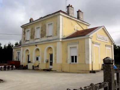 Longeville-en-Barrois (Meuse) ancienne gare coté rue