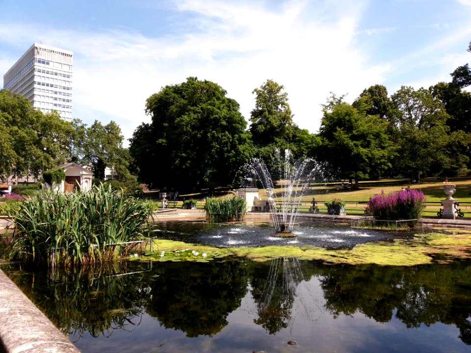London - Kensington Gardens - Italian Gardens, fountain