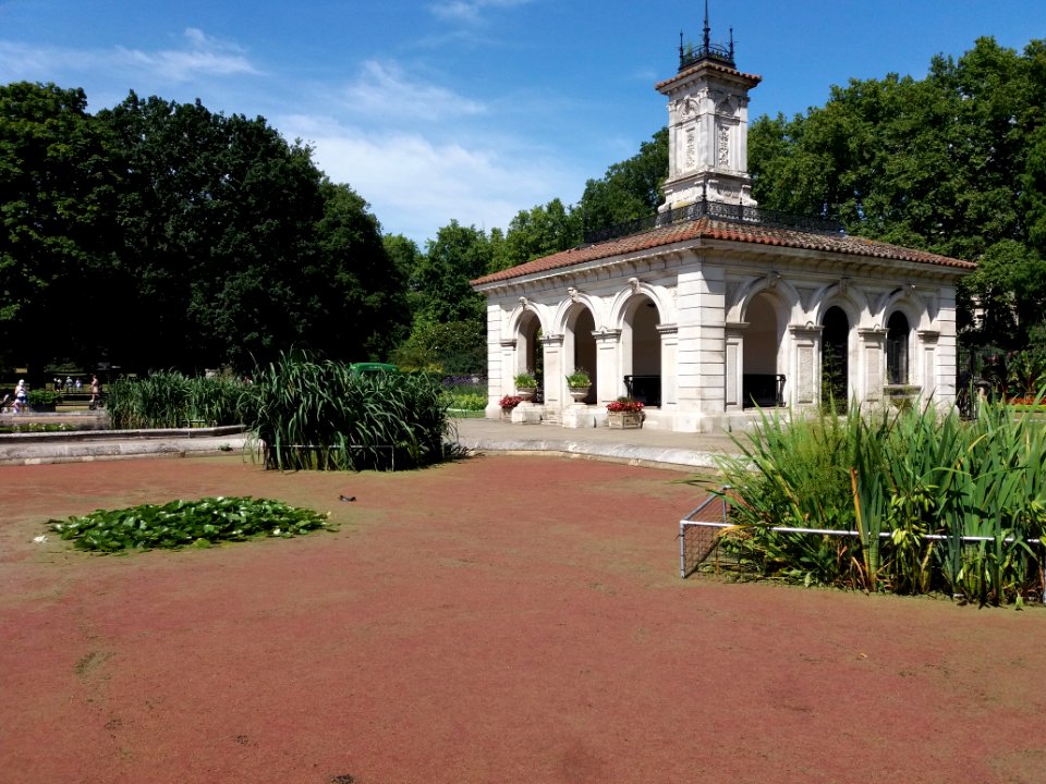 London - Kensington Gardens - Italian Gardens - Pavilion of the Fountains, covered water and duck