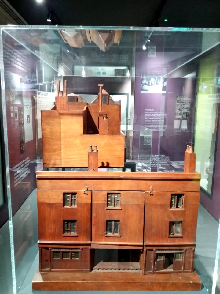 London - City of London Police Museum, exchange buildings and jewellery shop model, 1911