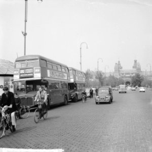 Londense dubbeldeksbussen in Amsterdam, de twee bussen bi het Rijksmuseum, Bestanddeelnr 917-7603