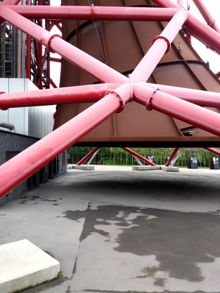 London, Stratford - ArcelorMittal Orbit, detail of the structure and steel cone