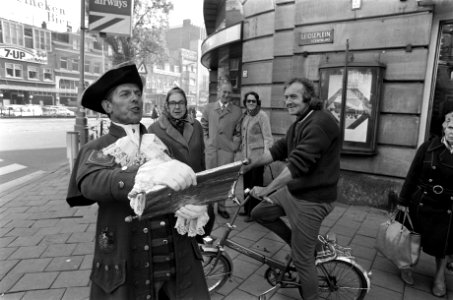 Londense stadsomroeper in Amsterdam nav de British Elegance Fatnight van 12, Bestanddeelnr 927-5058