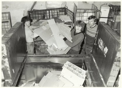 Lompenhandelaar J.B. van der Pol, Scheepersstraat 22, met zijn zoon bij de hydraulische pers. NL-HlmNHA 54016561