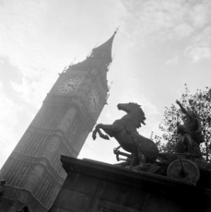 Londen. De klokkentoren van het parlementsgebouw (Big Ben) met op de voorgrond h, Bestanddeelnr 254-1949