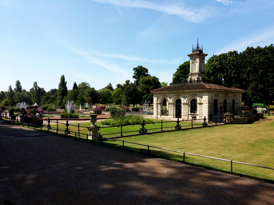 London - Kensington Gardens - Italian Gardens - Pavilion of the Fountains and fountains