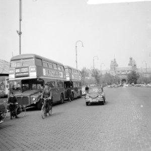 Londense dubbeldeksbussen in Amsterdam, de twee bussen bi het Rijksmuseum, Bestanddeelnr 917-7602