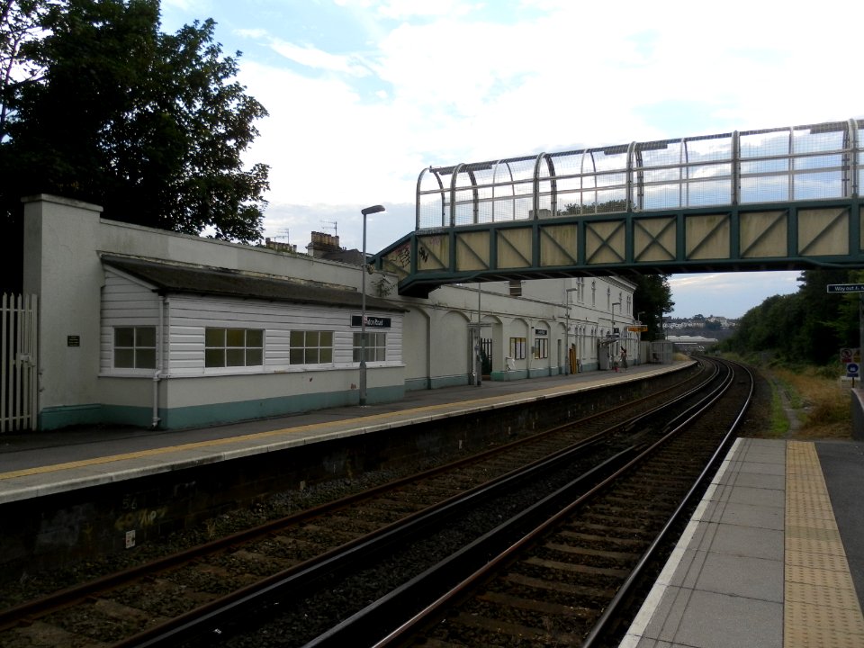 London Road (Brighton) Station, Shaftesbury Place, Brighton (August 2013) (Platforms) (1)