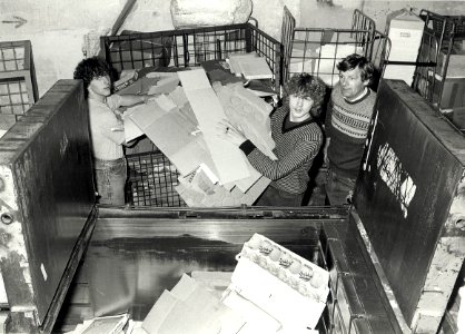 Lompen- Papier- en Metaalhandelaar J.B. van der Pol. Aan de Scheepersstraat 22, lompenhandelaar J.B. van der Pol (rechts) met zijn zoon bij de hydraulische pers. Aangekocht in 1985 van United Photos d