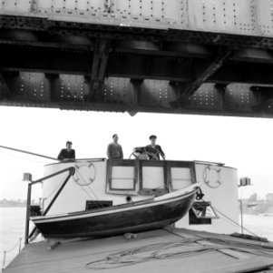 Loods aan het roer van de Damco 230 onder de brug Kehl-Straatsburg met v.l.n.r.…, Bestanddeelnr 254-1595